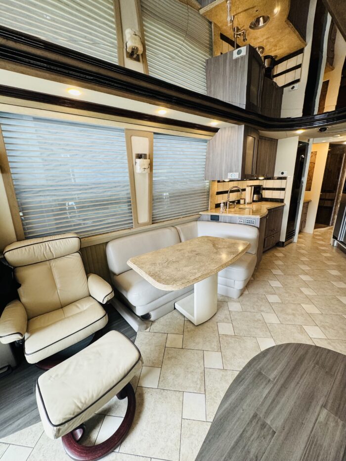 2007 Prevost Double Slide Country Coach - Image 14